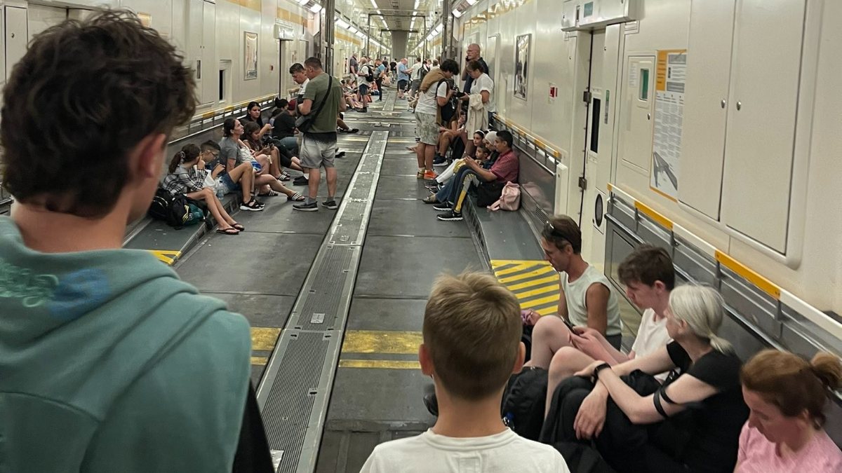Passengers stranded in English Channel Tunnel