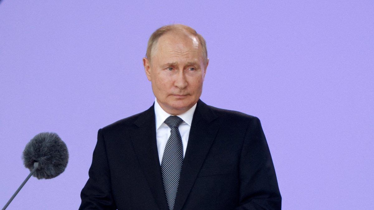 Vladimir Putin: Our oil and gas revenues are increasing
