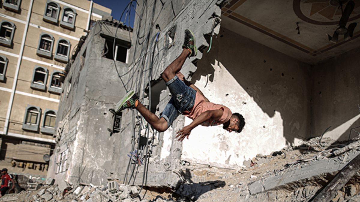 Parkour sport in the wreckage of the houses destroyed in the Israeli attacks of young people in Gaza