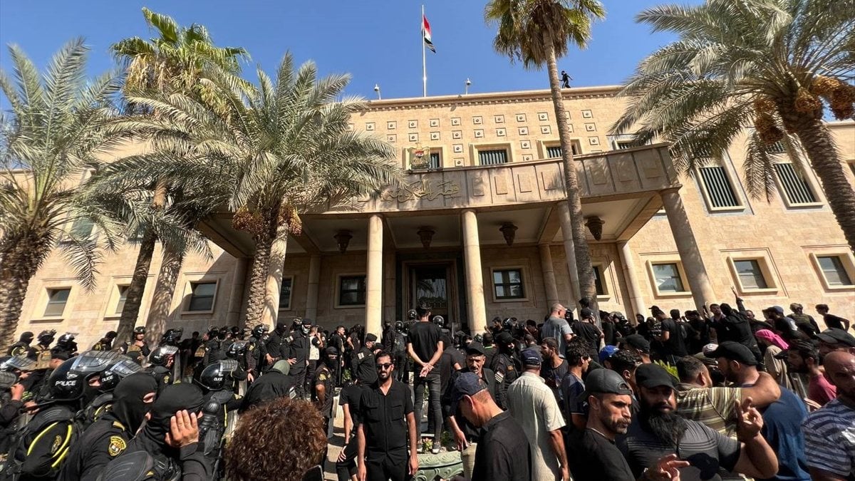 Sadr supporters enter the Presidency in Iraq