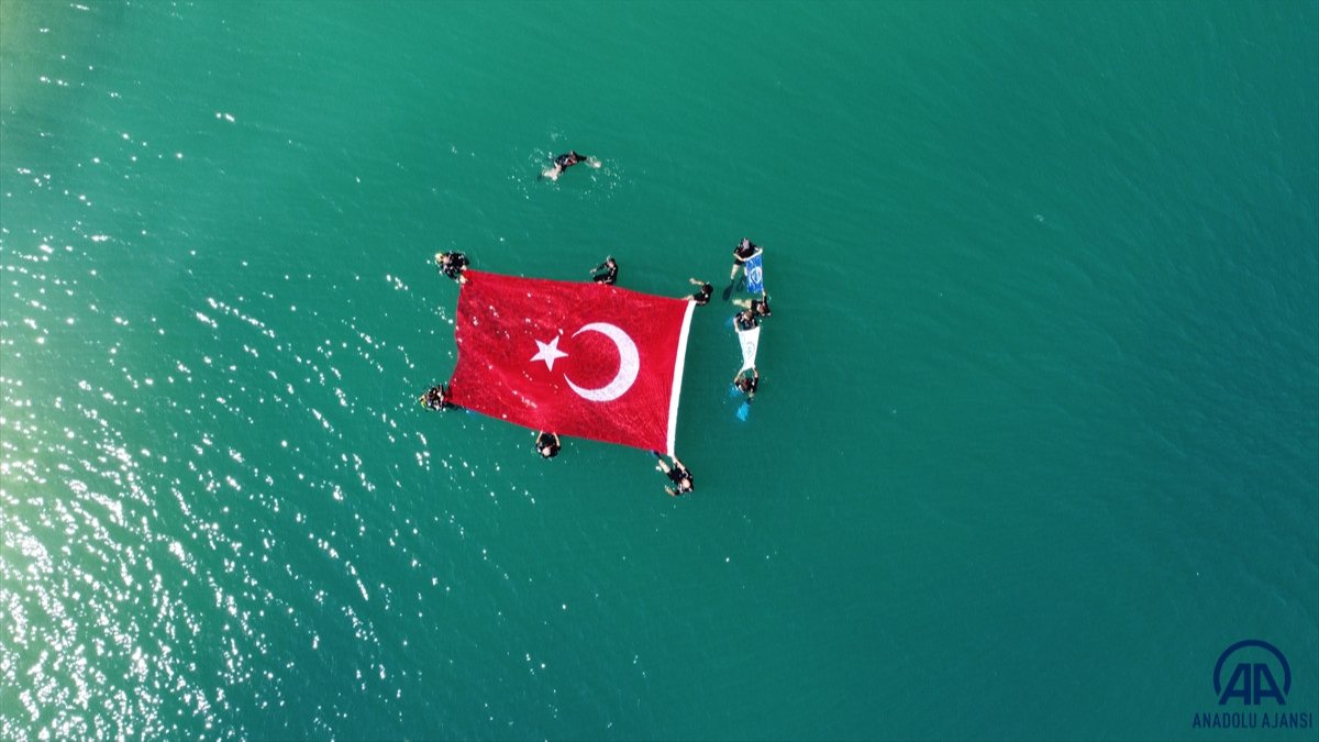 Dalgıçlar Van Gölü'nde Türk bayrağı açtı