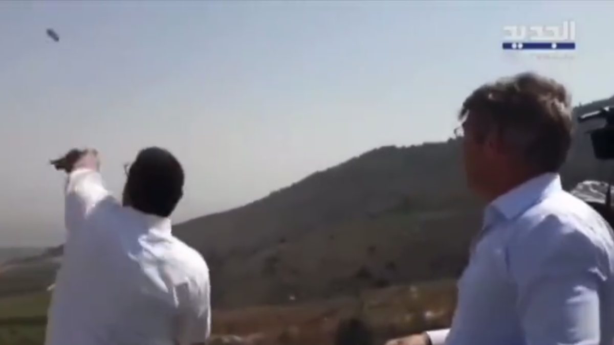Lübnanlı bakanlar; İsrail sınırındaki duvarı taşladı