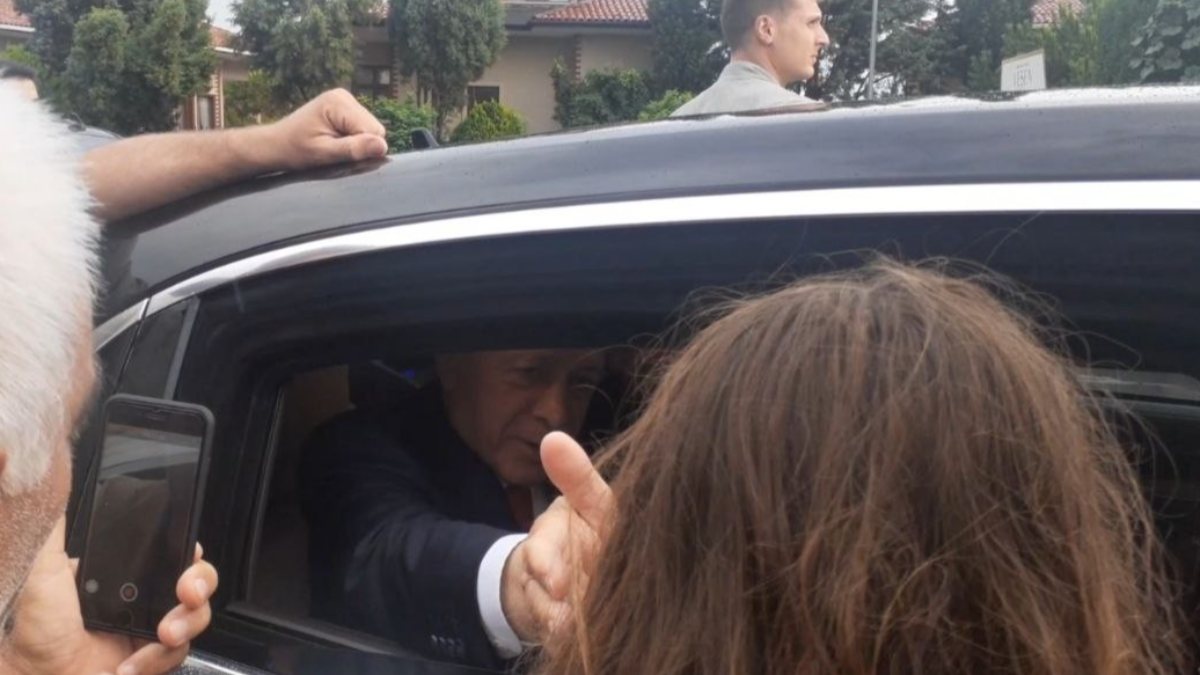 Cumhurbaşkanı Erdoğan 'Tayyip dede' diye seslenen çocuklara hediyeler verdi