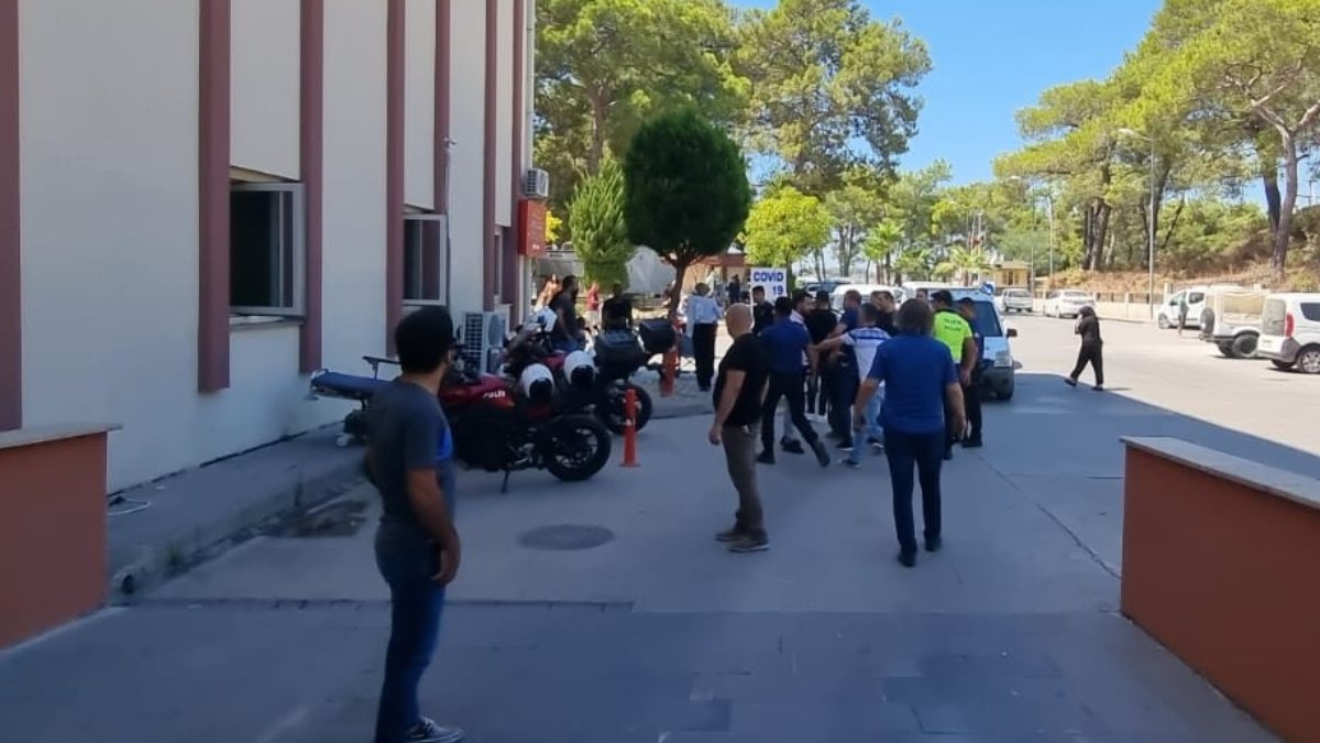 Antalya'da kaza sonrası husumetlilerini darbedip hastanede bıçakladı