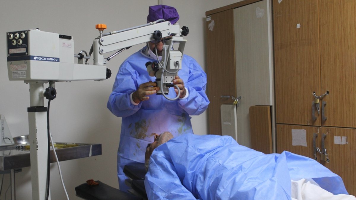 Türk doktorlar, Tel Abyad'da 50 hastaya katarakt ameliyatı yaptı