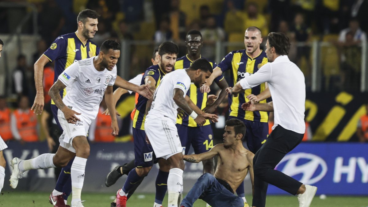 Taraftarla tartışan Josef de Souza kırmızı kart gördü