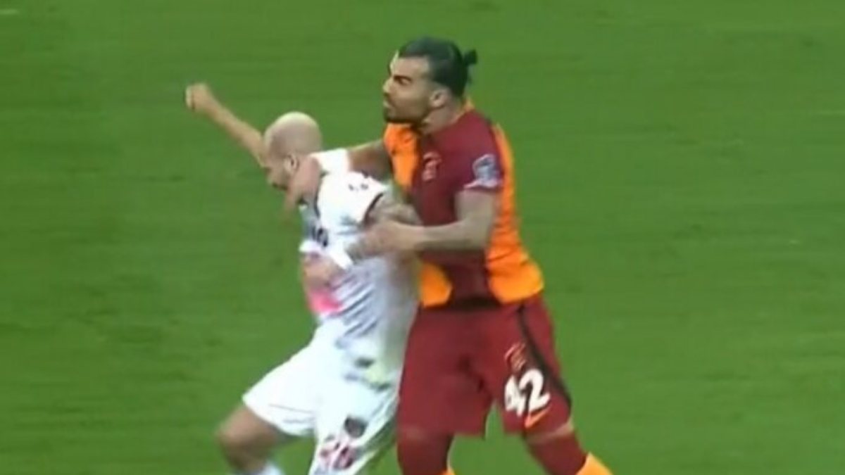 Galatasaraylılar hakem kararlarına çıldırdı