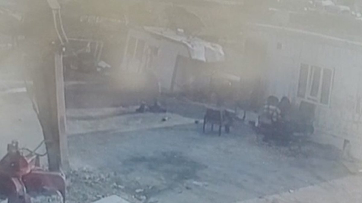 Tokat'ta kesilmek istenen yangın söndürme tüpünün patlama anı