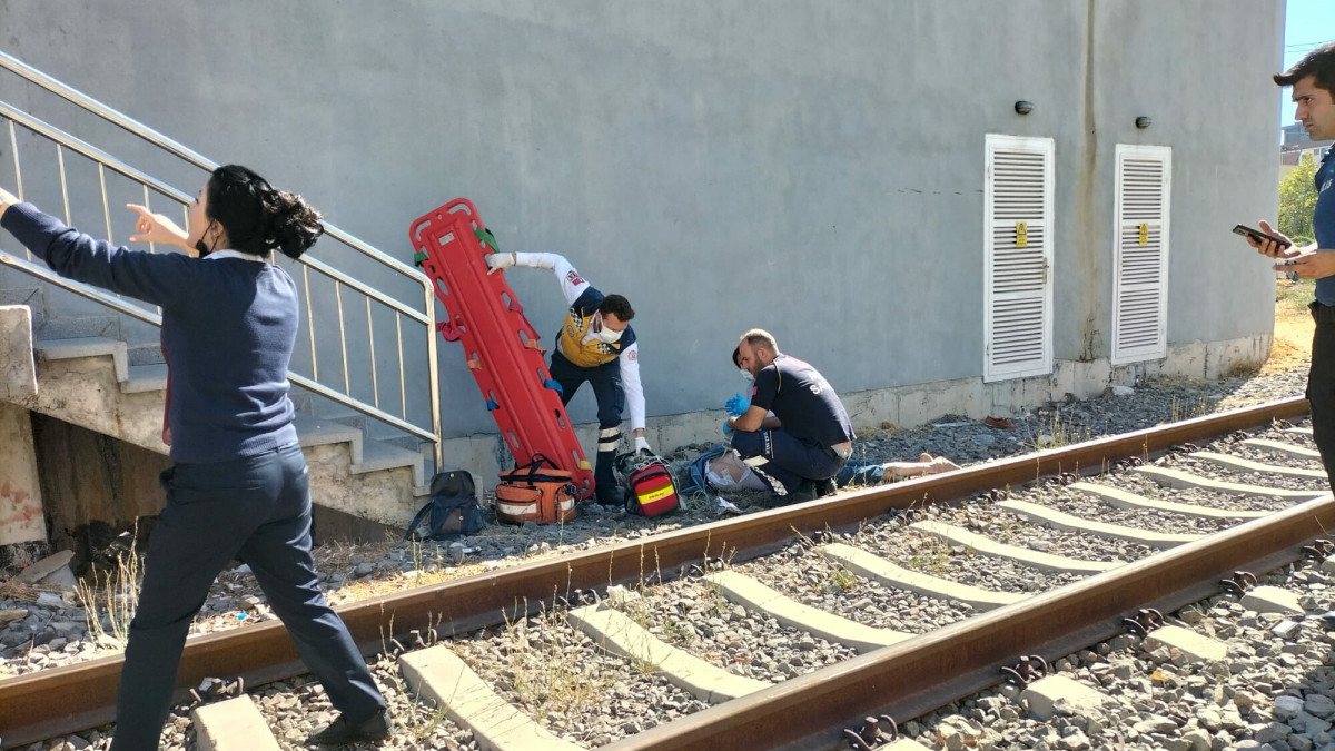İzmir'de raylara yaklaşan kadına yük treni çarptı