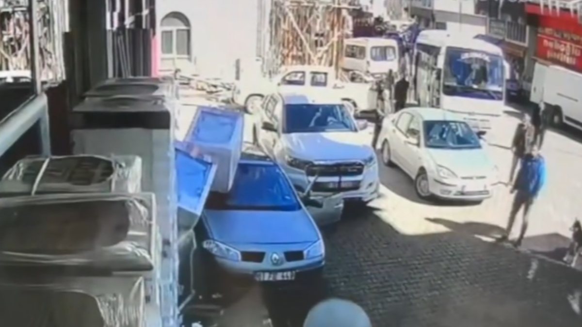 Trabzon'da el freni çekilmeyen araç, buzdolabı dükkanına girdi 