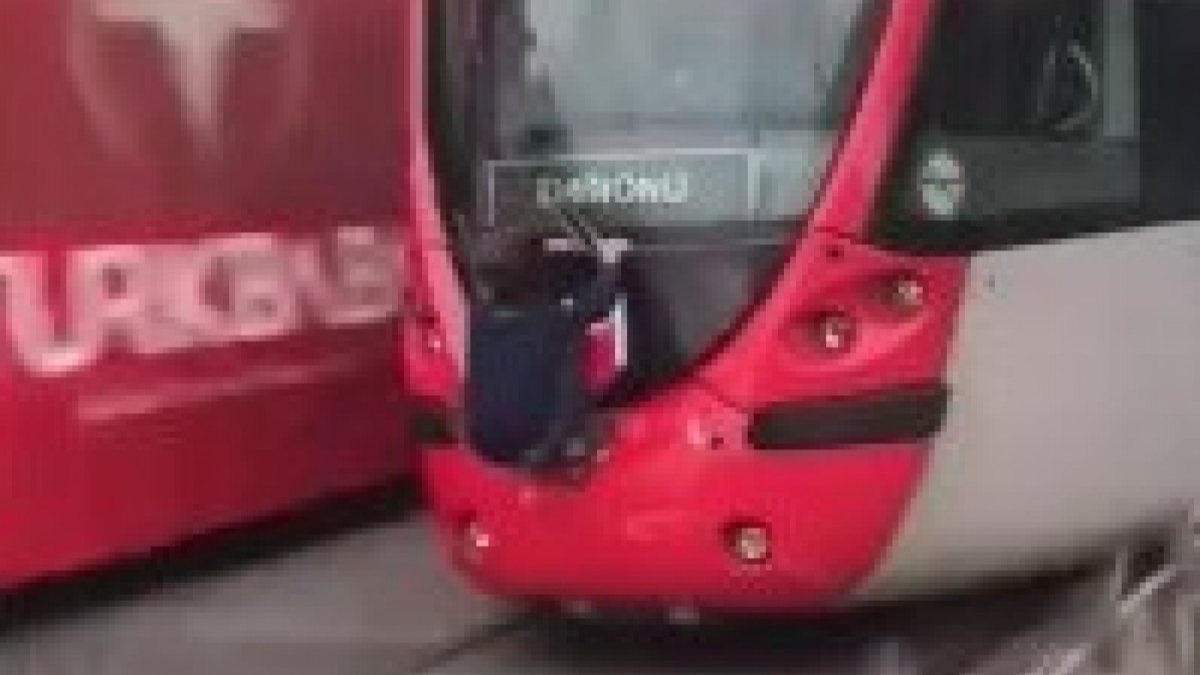 Laleli'de hareket halindeki tramvaya tutunan çocuk kamerada