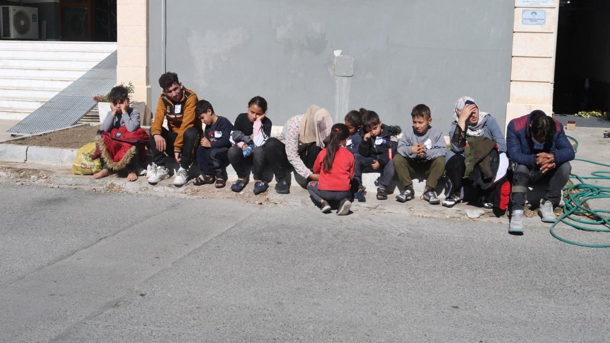 İzmir’de, Yunanistan’ın geri ittiği 25 kaçak göçmen kurtarıldı