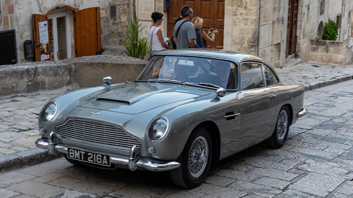 James Bond’un Aston Martin DB5’i açık artırmada satıldı