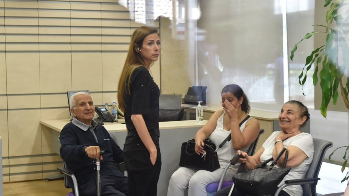 Lübnan'da milletvekili, parasını çekmek için bankayı bastı