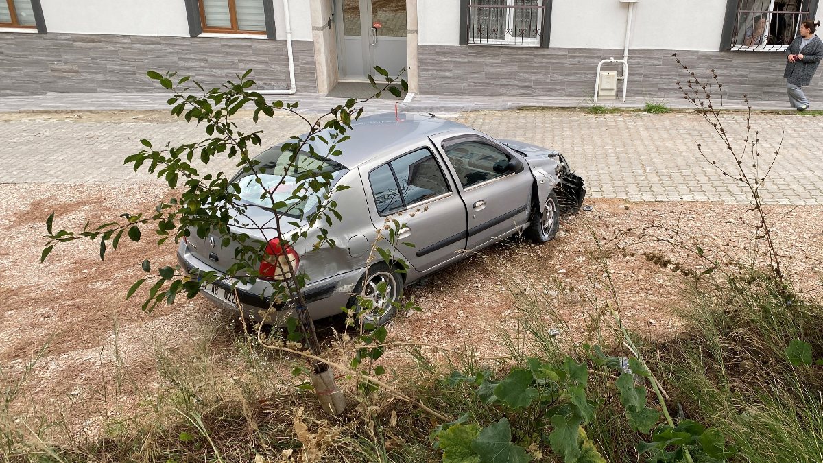 Sinop'ta freni boşan otomobil 2 metre aşağı düştü 
