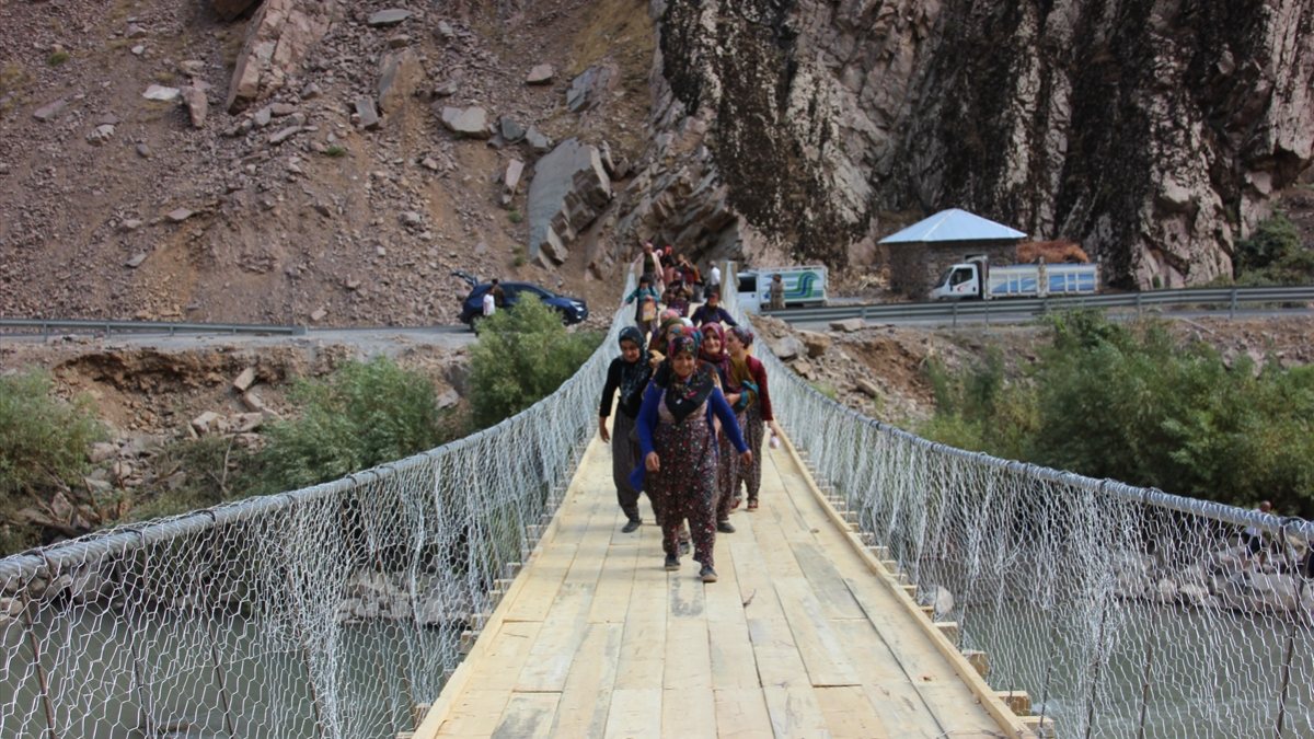 Zap Suyu'nu salla geçen köylüler için asma köprü yapıldı