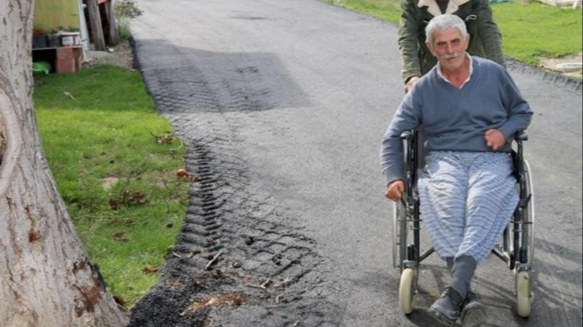 Sinop’ta engelli ailenin toprak yol olan evinin önüne asfalt döşendi