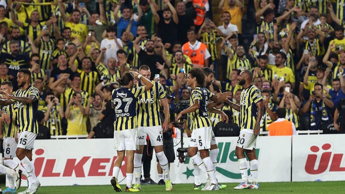 Fenerbahçe - AEK Larnaca maçının ilk 11'leri