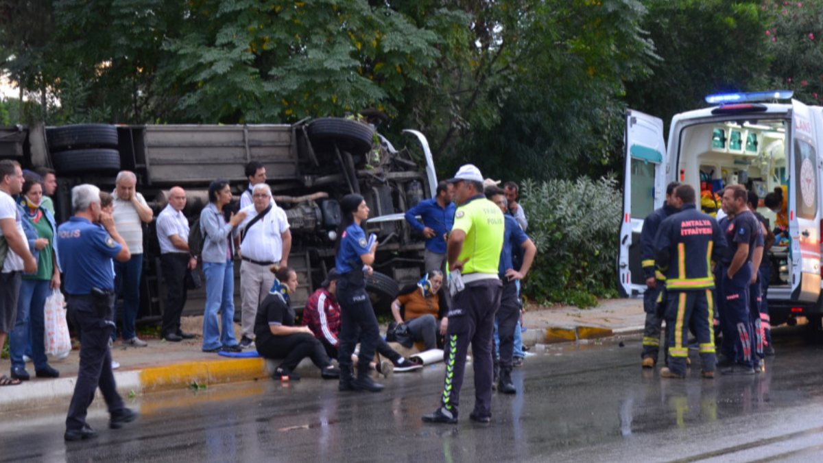 Antalya'da otel servisi kontrolden çıktı: 9 yaralı