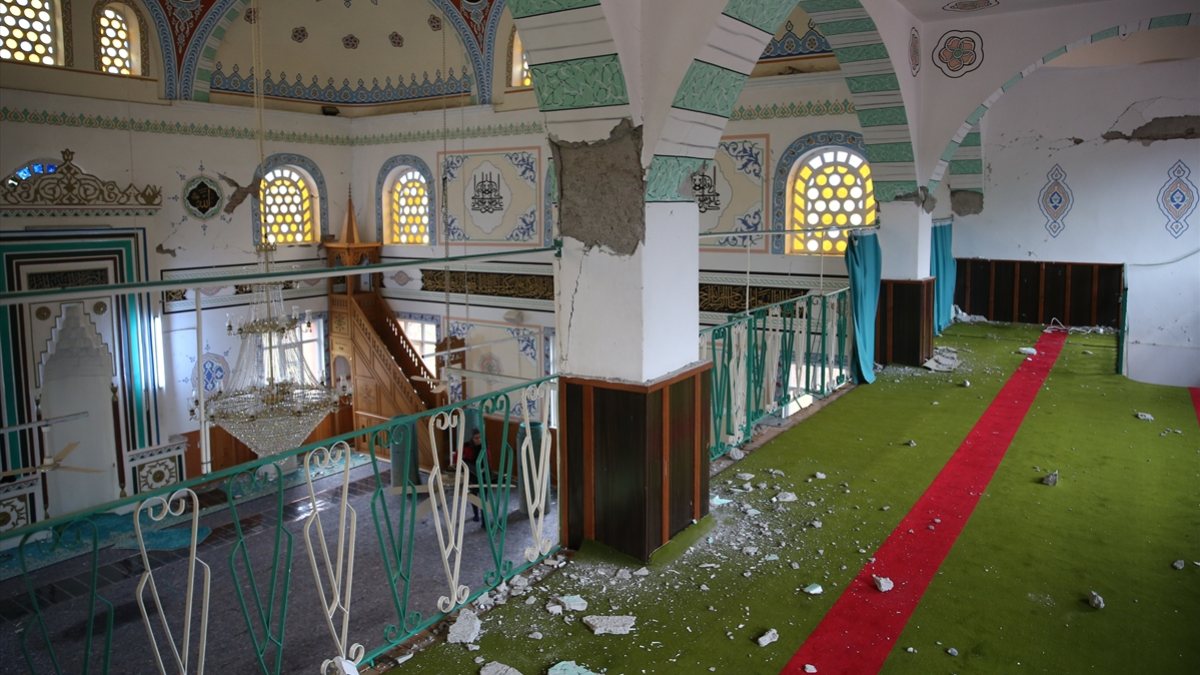 Düzce'de depremde hasar gören cami boşaltılıyor 