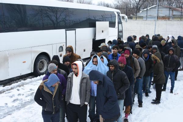 Yunanistan'ın geri gönderdiği kaçaklar donacaktı
