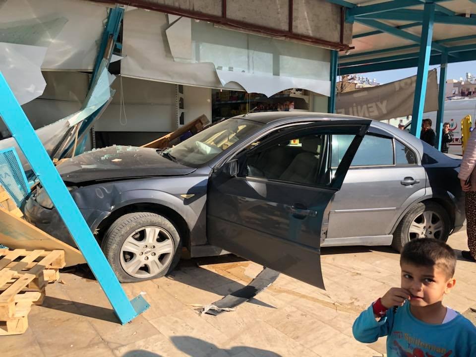 Antalya’da çarpışan iki otomobil markete girdi