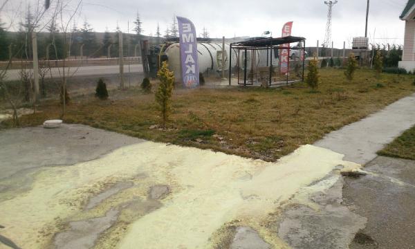 Ankara'da asit yüklü tanker şarampole devrildi