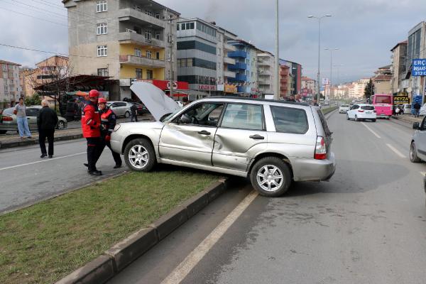 İş makinesine çarpan cip takla attı