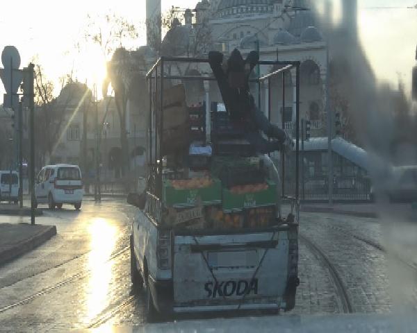 Konya'da kamyonet kasasındaki çocuk barfiks çekti