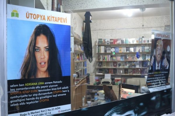 Kitap okutmak için mizaha başvuran sahaf