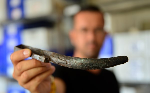 Assos ta 2 bin yıllık bronz strigilisler bulundu #1