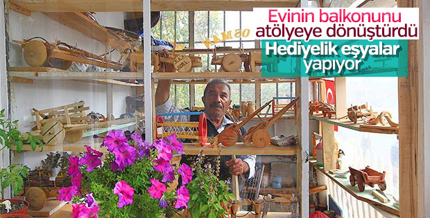 Evinin balkonunda hediyelik eşya yapıyor