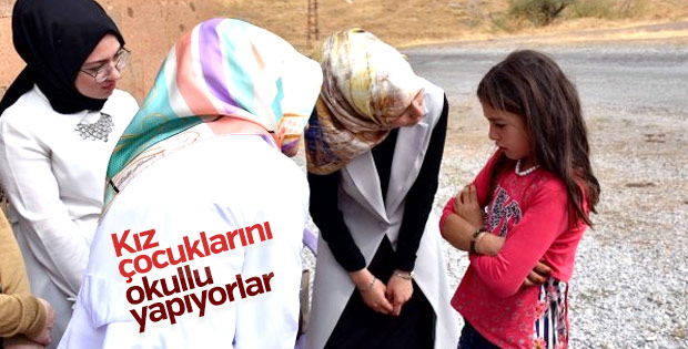 Kapı kapı gezip kız çocuklarını okula kazandırıyorlar