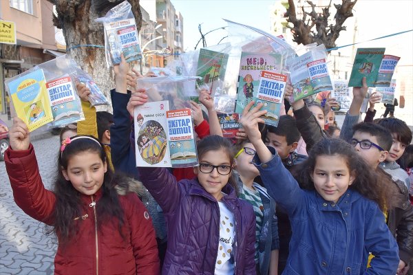 Manisa'da ağaçlar 'kitap' açtı