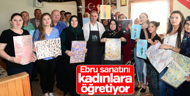 Köylü kadınlara ebru yapmayı öğretiyor