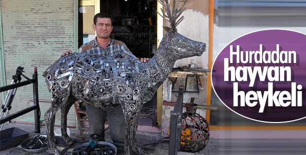 Hurdalarla havyan heykeli yapıyor