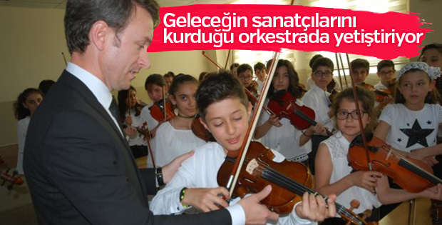 Kurduğu orkestrada yetenekli öğrencileri keşfediyor