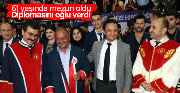 61 yaşında mezun oldu, diplomasını oğlunun elinden aldı