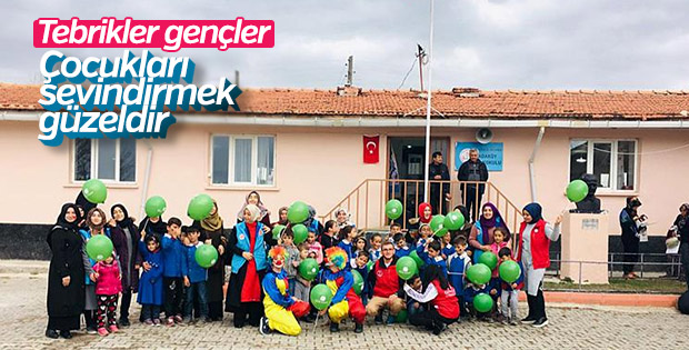 Üniversite öğrencileri köyde yaşayan çocukları sevindirdi