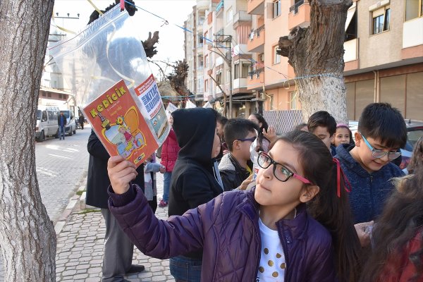 Manisa'da ağaçlar 'kitap' açtı