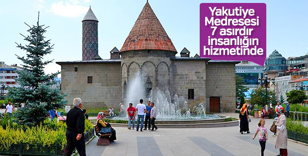 Yakutiye Medresesi tarihiyle ziyaretçileri ağırlıyor