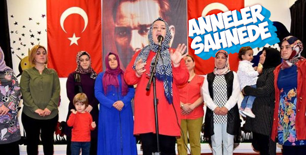 Anneler korosu sahnede