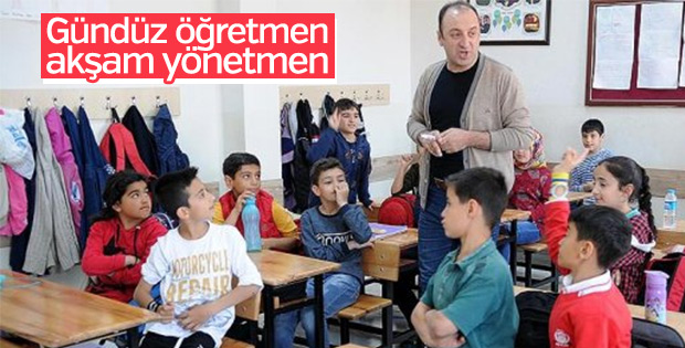 Öğrencilerini kahkahalarla derse başlatan öğretmen