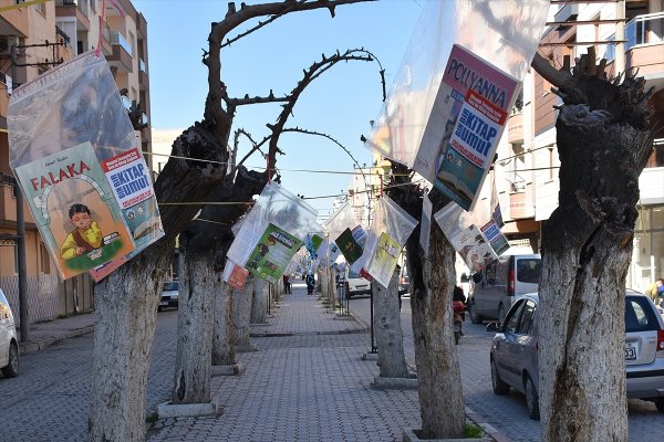 Manisa'da ağaçlar 'kitap' açtı