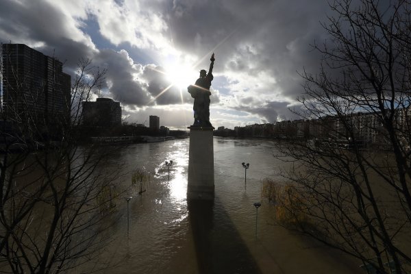 Paris'te şiddetli yağışlar etkili oldu