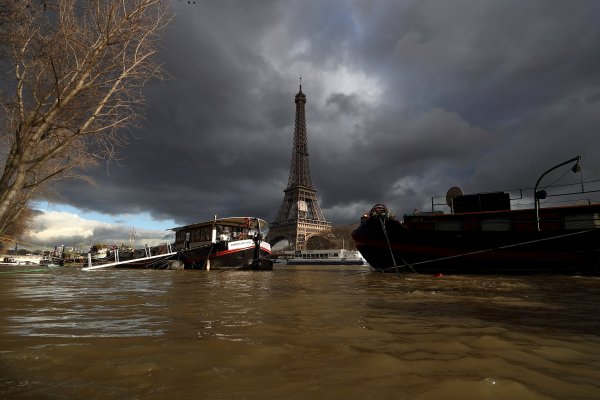 Paris'te şiddetli yağışlar etkili oldu