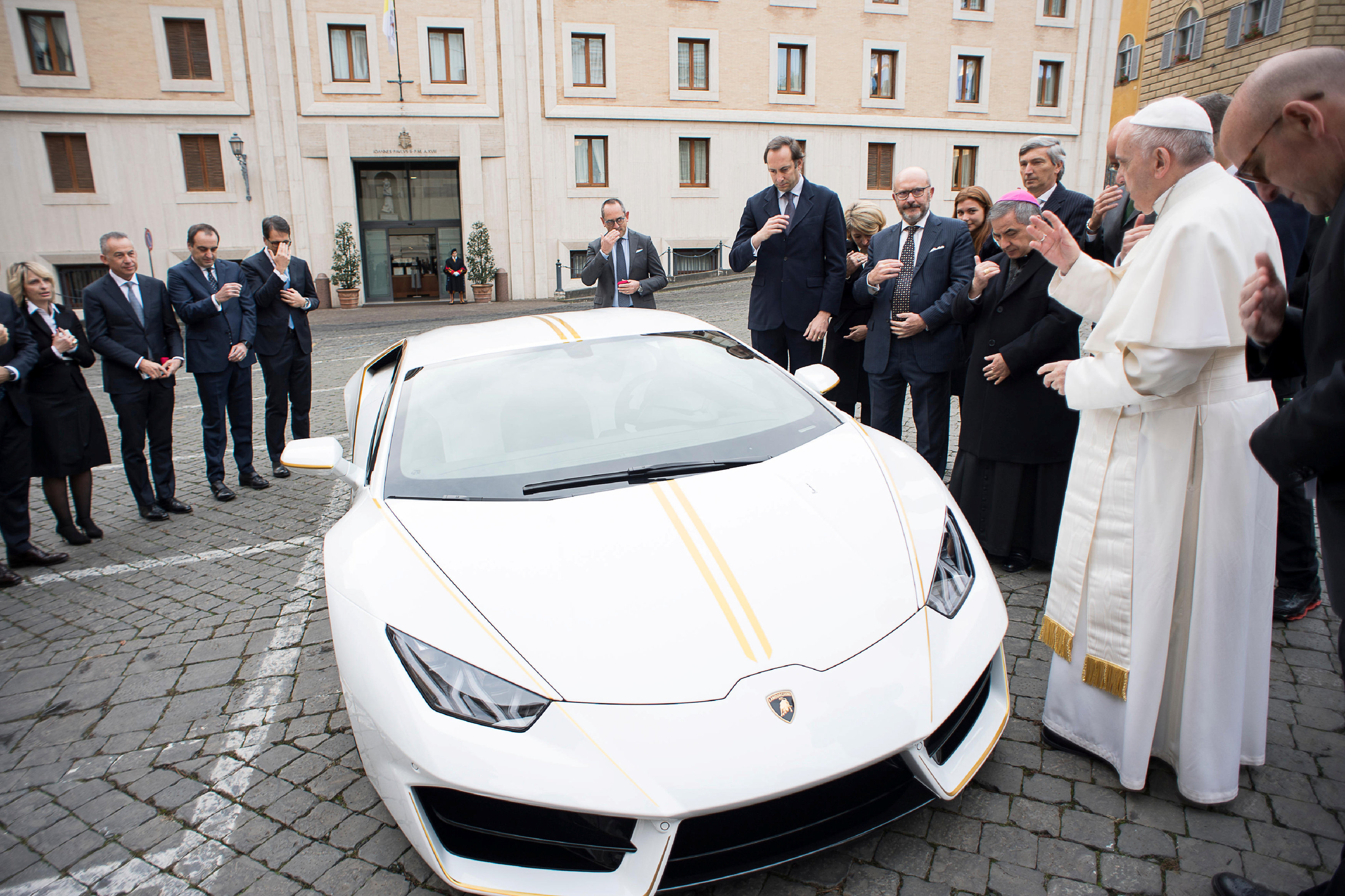 Papa'ya Lamborghini hediye edildi