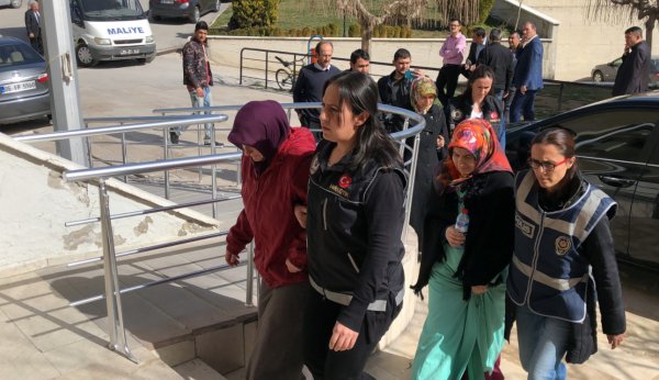 Karaman'da FETÖ'nün mahrem kadın imamları tutuklandı