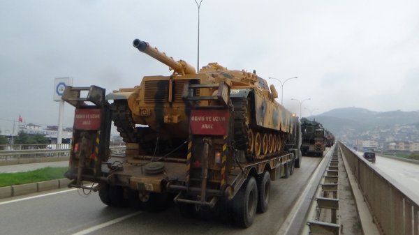 Sınıra askeri araç sevkiyatı sürüyor