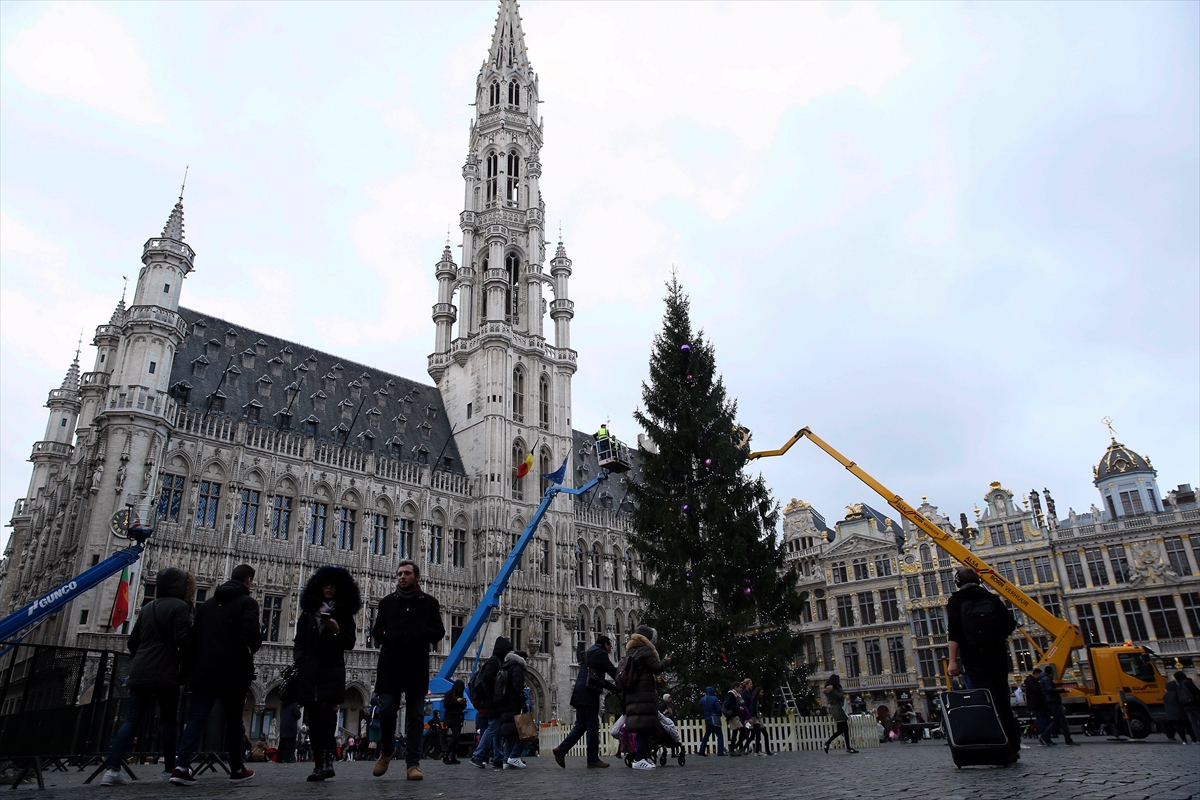 Brüksel'de 22 metrelik Noel ağacı 